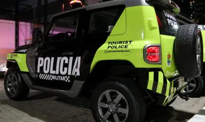 Perseguição em Jericoacoara termina com suspeito preso, carro em muro e apreensão de drogas