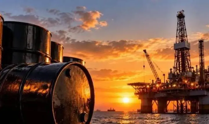 Petróleo dispara e atinge US$ 114, maior valor desde maio