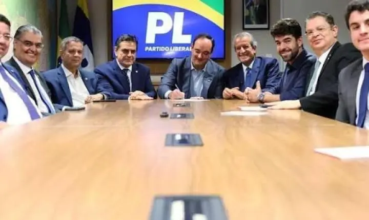 PL faz reunião de emergência após fuga de Flávio Bolsonaro para os EUA