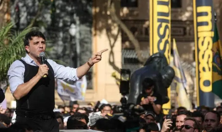 Renan Santos discursa com colete à prova de balas em ato eleitoral