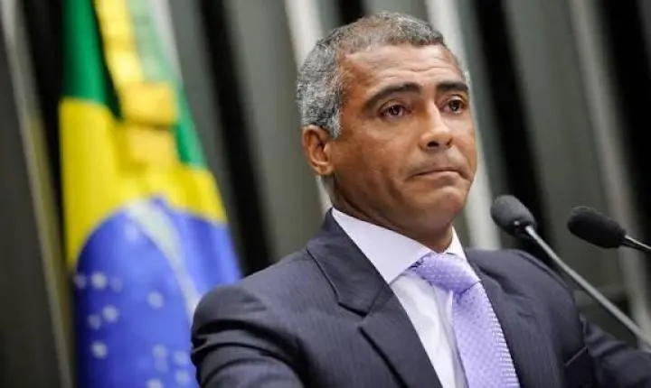 Romário devolve salário aos cofres públicos após polêmica