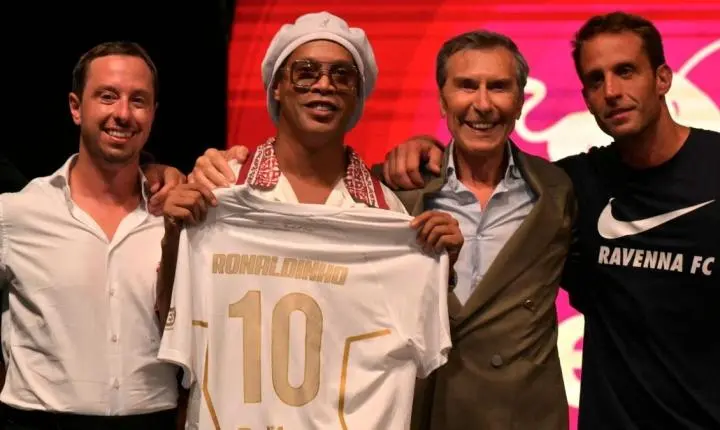Ronaldinho Gaúcho chega à Itália em busca do gol 300: 
