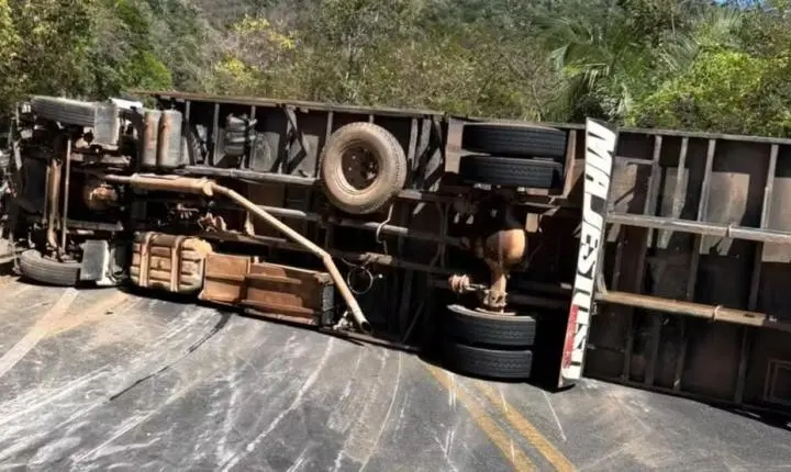 Tombamento de veículo interdita totalmente trecho da BR-222 no Ceará