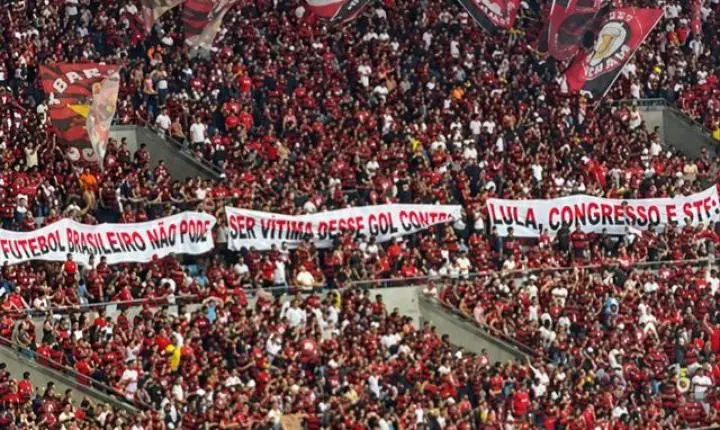 Torcida do Flamengo protesta contra Lula, Congresso e STF