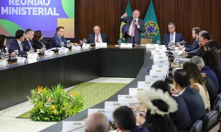 TSE dá 48 horas para Lula e Sidônio explicarem uso de canais oficiais para promover governo