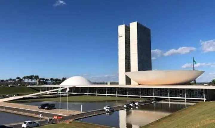Um país de valores invertidos: quem produz riqueza tá falido e quem controla a burocracia estão ricos