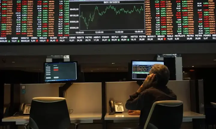 Após reeleição de Lula, Bolsa cai, aciona circuit breaker e pausa pregão