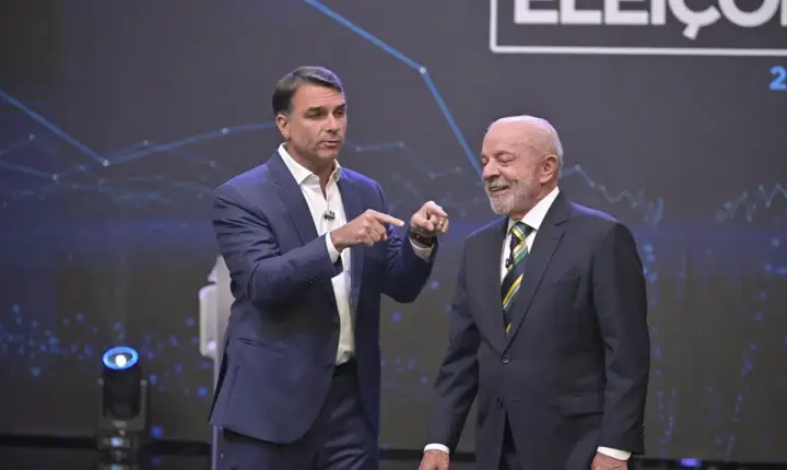 Globo limita espaço de Flávio e Lula no estúdio em último debate; entenda