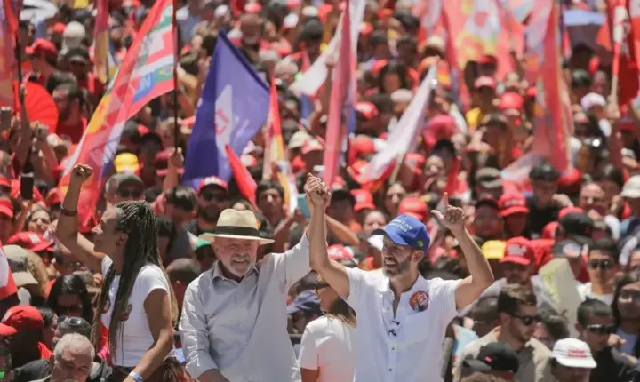 Em ato no DF, Lula diz ser 