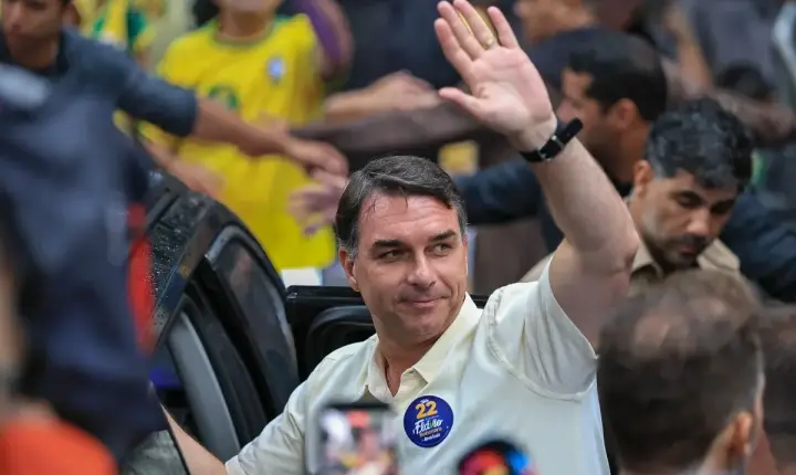 Flávio Bolsonaro diz que foi intimado pela PF a entregar passaporte