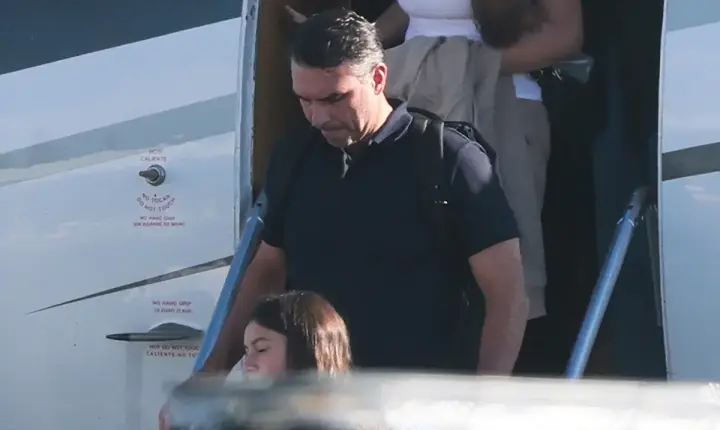 Flávio Bolsonaro e família desembarcam em Miami após fugir do Brasil. 