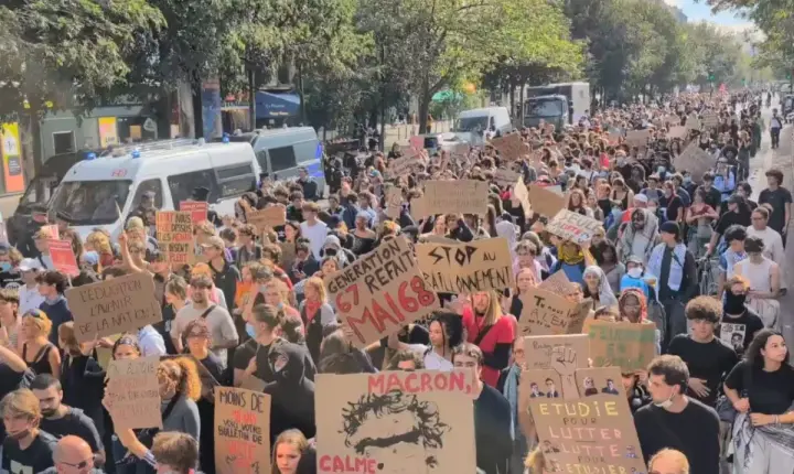 Onda de protestos fecha mais de 800 escolas e provoca confrontos na França