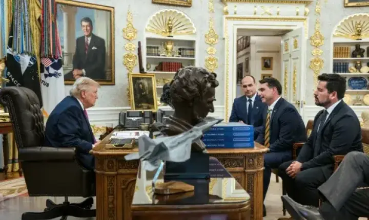 Aliado de Trump diz que Flávio Bolsonaro chegou aos EUA 