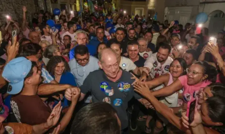 Caminhada com Ciro Gomes reúne apoiadores em Juazeiro do Norte