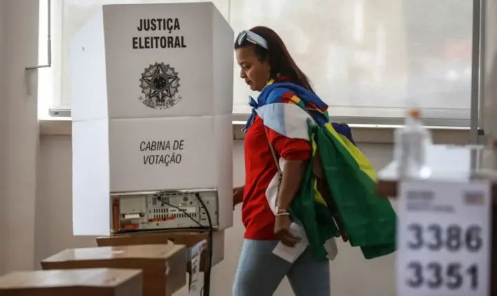Flávio Bolsonaro sai na frente nas eleições no exterior após votação ser encerrada na Ásia