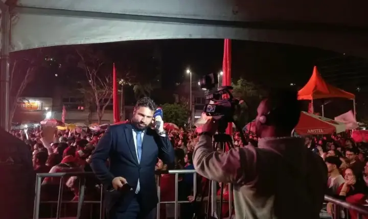 Repórter da Jovem Pan é hostilizado em ato pró-Lula em São Paulo.
