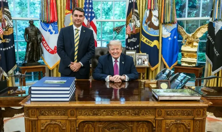 Aliado de Trump diz que EUA autorizou asilo político a Flávio Bolsonaro