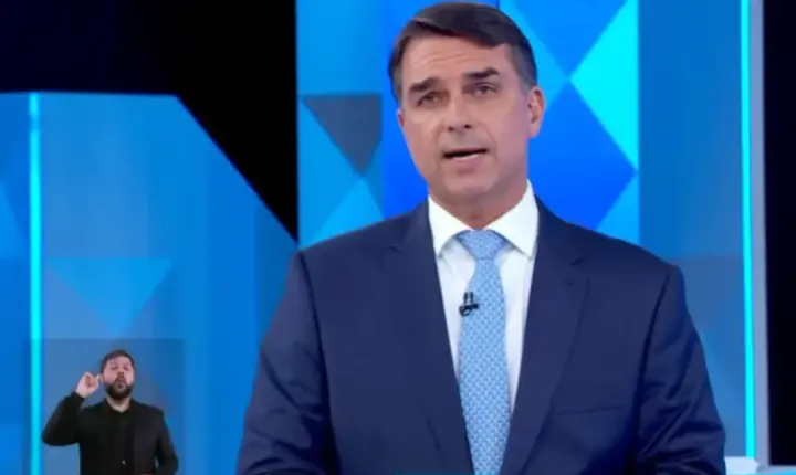 “Qual o gostinho desse whisky, Lula?”, questiona Flávio sobre garrafa de R$ 500 mil