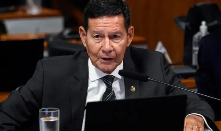 Mourão é o único senador a votar contra a PEC do fim da escala 6x1
