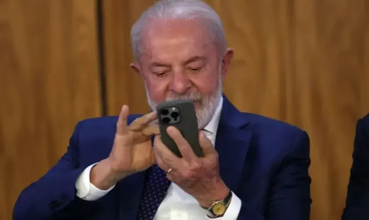 Lula diz em ato de campanha que ganhou seu primeiro celular