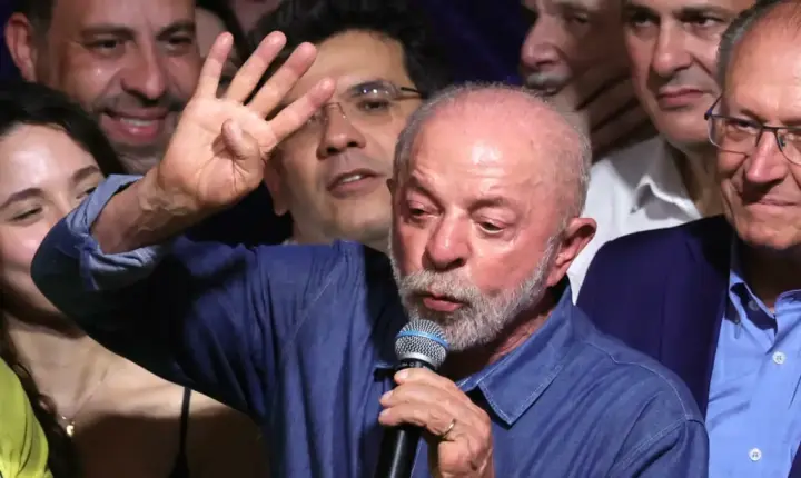 Em discurso após ser eleito, Lula fala em regular as redes sociais