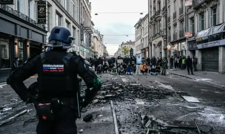 França: ministro da Justiça admite falhas após fim de semana de violência