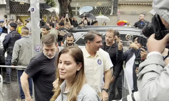 Flávio Bolsonaro vota no Rio e diz: 