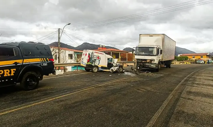Colisão frontal entre caminhão e ambulância deixa idosa morta e três feridos em Itapajé