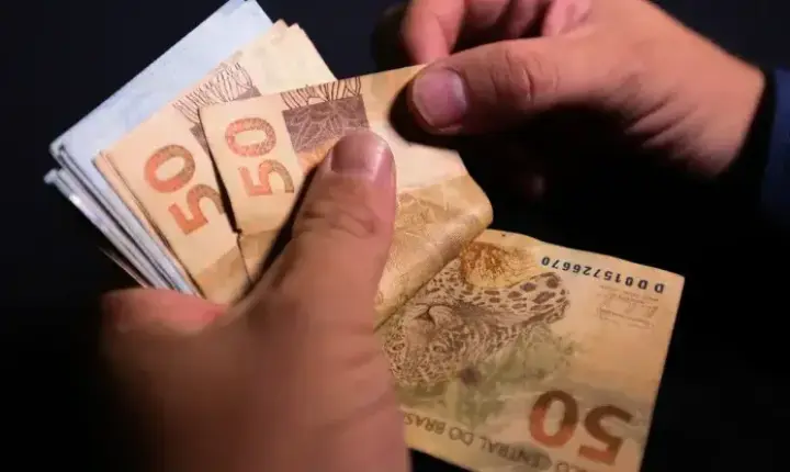 Brasileiros retiram R$ 10,5 bilhões da poupança em agosto