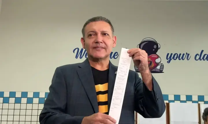 Presidente do TSE, Nunes Marques vota e dá início ao 2º turno das eleições. 